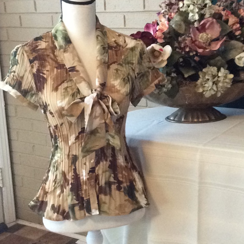 Sunny Leigh pleated Blouse 100% polyester
